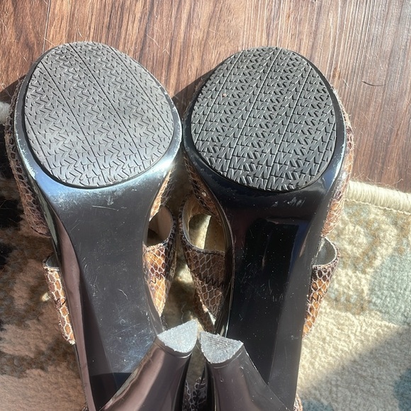 Michael Kors Berkley Leather Snakeskin Zippered
T-Strap Peep Toe Heels Size 8 - Picture 3 of 9